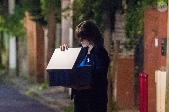 Exclusif - Faustine Bollaert en tournage de nuit dans les rues du Pré-Saint-Gervais de la bande-annonce de sa nouvelle émission pour France 3 "La Boîte à secrets". L'animatrice accueillera trois personnalités par émission. Chacune y dévoilera sa "boîte à secrets" contenant des souvenirs personnels qui lui sont chers. Des surprises seront également dédiées à chaque invité. Première diffusion en prime fin octobre. Pantin le 5 septembre 2019.