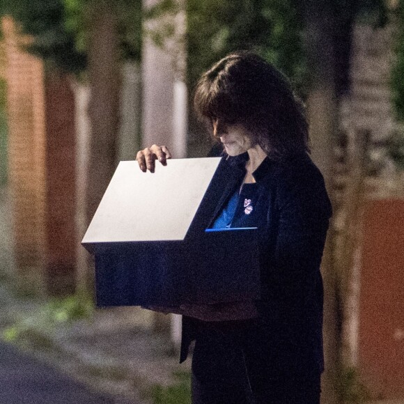 Exclusif - Faustine Bollaert en tournage de nuit dans les rues du Pré-Saint-Gervais de la bande-annonce de sa nouvelle émission pour France 3 "La Boîte à secrets". L'animatrice accueillera trois personnalités par émission. Chacune y dévoilera sa "boîte à secrets" contenant des souvenirs personnels qui lui sont chers. Des surprises seront également dédiées à chaque invité. Première diffusion en prime fin octobre. Pantin le 5 septembre 2019.