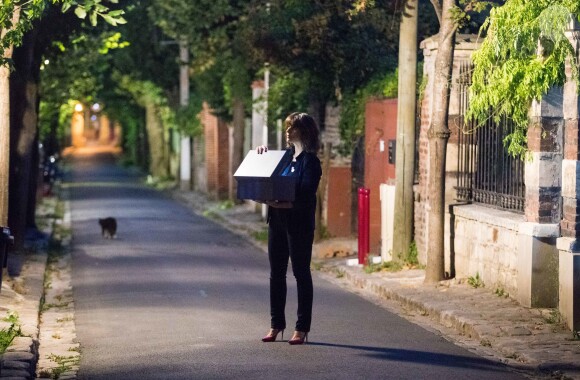 Exclusif - Faustine Bollaert en tournage de nuit dans les rues du Pré-Saint-Gervais de la bande-annonce de sa nouvelle émission pour France 3 "La Boîte à secrets". L'animatrice accueillera trois personnalités par émission. Chacune y dévoilera sa "boîte à secrets" contenant des souvenirs personnels qui lui sont chers. Des surprises seront également dédiées à chaque invité. Première diffusion en prime fin octobre. Pantin le 5 septembre 2019.