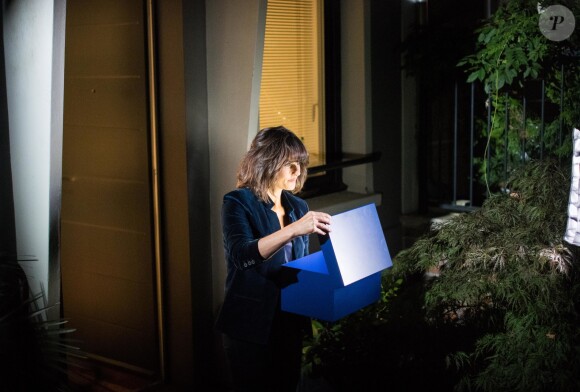 Exclusif - Faustine Bollaert en tournage de nuit dans les rues du Pré-Saint-Gervais de la bande-annonce de sa nouvelle émission pour France 3 "La Boîte à secrets". L'animatrice accueillera trois personnalités par émission. Chacune y dévoilera sa "boîte à secrets" contenant des souvenirs personnels qui lui sont chers. Des surprises seront également dédiées à chaque invité. Première diffusion en prime fin octobre. Pantin le 5 septembre 2019.