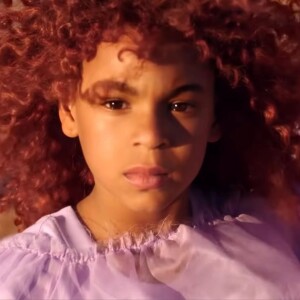 Beyoncé avec sa fille Blue Ivy dans son nouveau clip vidéo "Spirit" une chanson composée pour le film "Le Roi Lion". La chanteuse qui prête sa voix à Nala dans le nouveau film de Disney est entourée de danseurs et danseuses et de sa fille Blue Ivy. Le 16 juillet 2019.