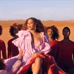Beyoncé avec sa fille Blue Ivy dans son nouveau clip vidéo "Spirit" une chanson composée pour le film "Le Roi Lion". La chanteuse qui prête sa voix à Nala dans le nouveau film de Disney est entourée de danseurs et danseuses et de sa fille Blue Ivy. Le 16 juillet 2019.