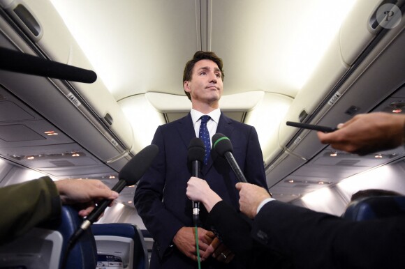 Justin Trudeau s'explique face à la presse dans l'avion qui le mène à Halifax, pour une photo d'un blackface, le 18 septembre 2019.