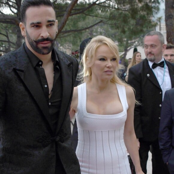 Pamela Anderson et Adil Rami lors de la soirée Amber Lounge Monaco 2019 au profit de la fondation de Jackie Stewart "Race Against Dementia" à l'hôtel Méridien Beach Plaza à Monaco, le 24 mai 2019.