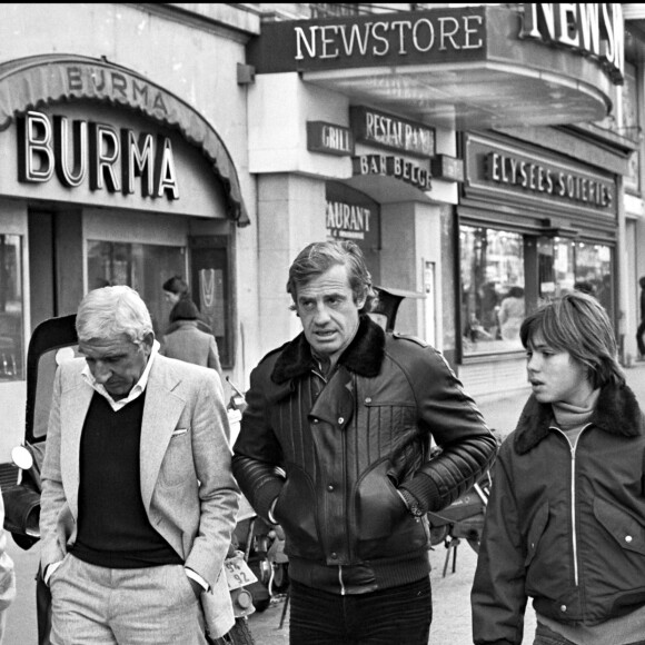 Charles Gérard avec Jean-Paul Belmondo et son fils Paul en février 1977 à Paris.