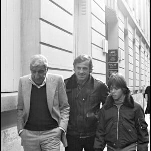 Charles Gérard avec Jean-Paul Belmondo et son fils Paul en février 1977 à Paris.