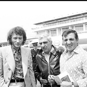 Charles Gérard entre Johnny Hallyday et Lino Ventura en 1972 lors de la présentation du film L'Aventure c'est l'aventure au Festival de Cannes.
