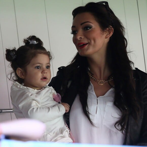 Emilie Nefnaf (Nef Naf) avec sa fille Maëlla assistent au match de football Psg (3) contre Reims (0) au Parc des Princes à Paris le 5 avril 2014.