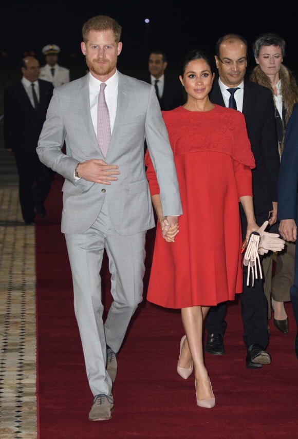 Le prince Harry, duc de Sussex, et Meghan Markle (en look Valentino), arrivent à l'aéroport de Casablanca dans le cadre de leur voyage officiel au Maroc, le 23 février 2019.