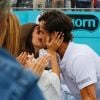 Feliciano Lopez embrasse sa compagne Sandra Gago après avoir remporté le tournoi du Queen's le 23 juin 2019 à Londres.