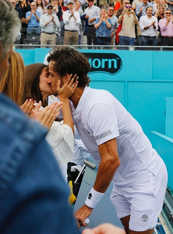 Feliciano Lopez embrasse sa compagne Sandra Gago après avoir remporté le tournoi du Queen's le 23 juin 2019 à Londres.