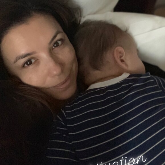 Eva Longoria et son fils Santiago se font un un gros câlin à Paris pour la fashion week- 23 septembre 2019.