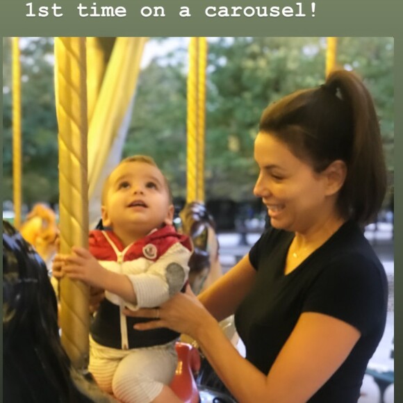 Eva Longoria et son fils Santiago, qui fait du manège pour la première fois de sa vie, à Paris pour la fashion week- 23 septembre 2019.