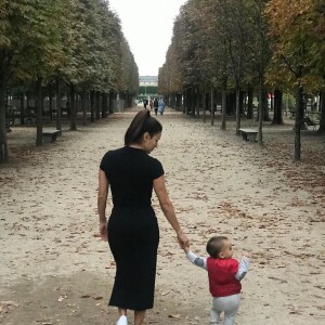 Eva Longoria et son fils Santiago à Paris pour la fashion week- Petite balade au jardin des Tuileries- 23 septembre 2019.