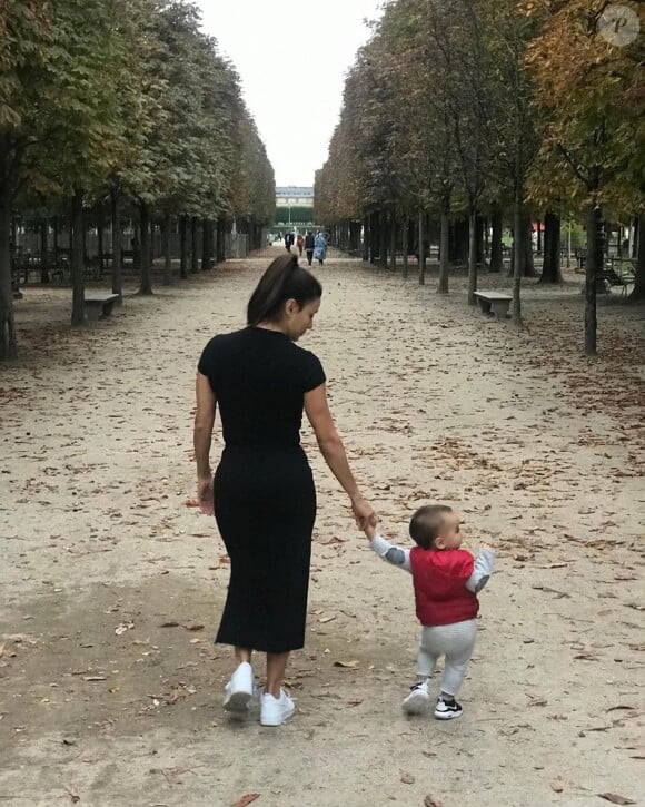 Eva Longoria et son fils Santiago à Paris pour la fashion week- Petite balade au jardin des Tuileries- 23 septembre 2019.