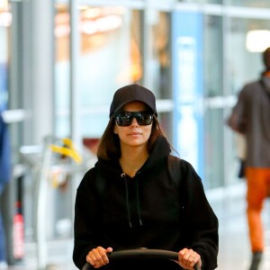 Eva Longoria et son fils Santiago Enrique Bastón arrivent à l'aéroport Paris-Charles De Gaulle (CDG) en marge de la Fashion Week de Paris, France, le 23 septembre 2019.