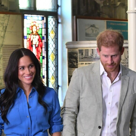 Le prince Harry, duc de Sussex, et Meghan Markle, duchesse de Sussex, en visite dans le District 6 au Cap dans le cadre de leur visite officielle en Afrique du Sud, le 23 septembre 2019.