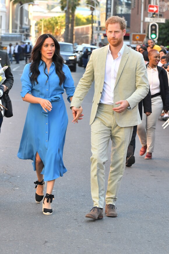 Le prince Harry, duc de Sussex, et Meghan Markle, duchesse de Sussex, en visite dans le District 6 au Cap dans le cadre de leur visite officielle en Afrique du Sud, le 23 septembre 2019.