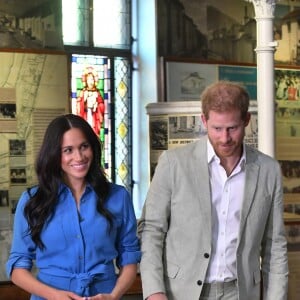 Le prince Harry, duc de Sussex, et Meghan Markle, duchesse de Sussex, en visite du Musée du Distric 6 au Cap dans le cadre de leur visite officielle en Afrique du Sud, le 23 septembre 2019.