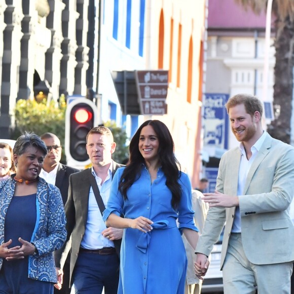 Le prince Harry, duc de Sussex, et Meghan Markle, duchesse de Sussex, en visite du Musée du Distric 6 au Cap dans le cadre de leur visite officielle en Afrique du Sud, le 23 septembre 2019.