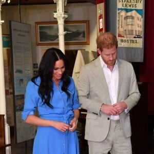 Le prince Harry, duc de Sussex, et Meghan Markle, duchesse de Sussex, en visite du Musée du Distric 6 au Cap dans le cadre de leur visite officielle en Afrique du Sud, le 23 septembre 2019.