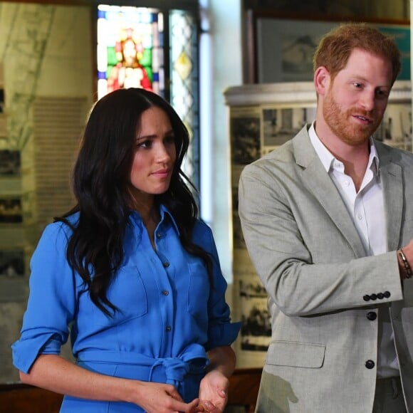 Le prince Harry, duc de Sussex, et Meghan Markle, duchesse de Sussex, en visite du Musée du Distric 6 au Cap dans le cadre de leur visite officielle en Afrique du Sud, le 23 septembre 2019.