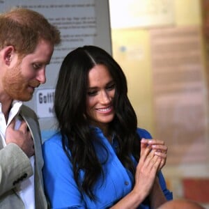 Le prince Harry, duc de Sussex, et Meghan Markle, duchesse de Sussex, en visite du Musée du Distric 6 au Cap dans le cadre de leur visite officielle en Afrique du Sud, le 23 septembre 2019.