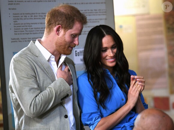 Le prince Harry, duc de Sussex, et Meghan Markle, duchesse de Sussex, en visite du Musée du Distric 6 au Cap dans le cadre de leur visite officielle en Afrique du Sud, le 23 septembre 2019.