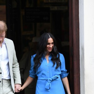 Le prince Harry, duc de Sussex, et Meghan Markle, duchesse de Sussex, en visite du Musée du Distric 6 au Cap dans le cadre de leur visite officielle en Afrique du Sud, le 23 septembre 2019.