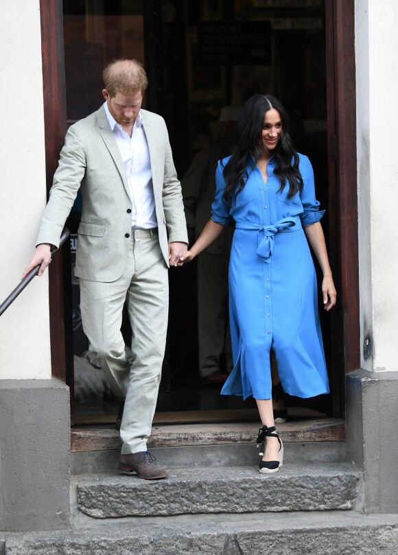 Le prince Harry, duc de Sussex, et Meghan Markle, duchesse de Sussex, en visite du Musée du Distric 6 au Cap dans le cadre de leur visite officielle en Afrique du Sud, le 23 septembre 2019.