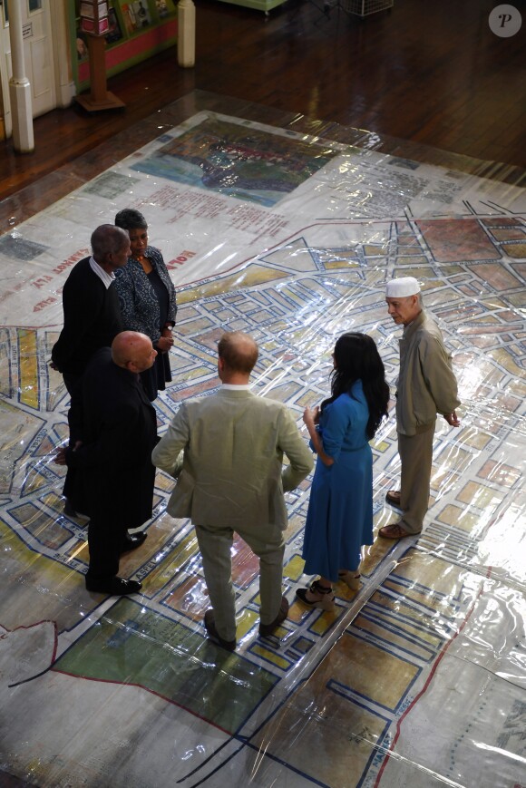 Le prince Harry, duc de Sussex, et Meghan Markle, duchesse de Sussex, en visite du Musée du Distric 6 au Cap dans le cadre de leur visite officielle en Afrique du Sud, le 23 septembre 2019.