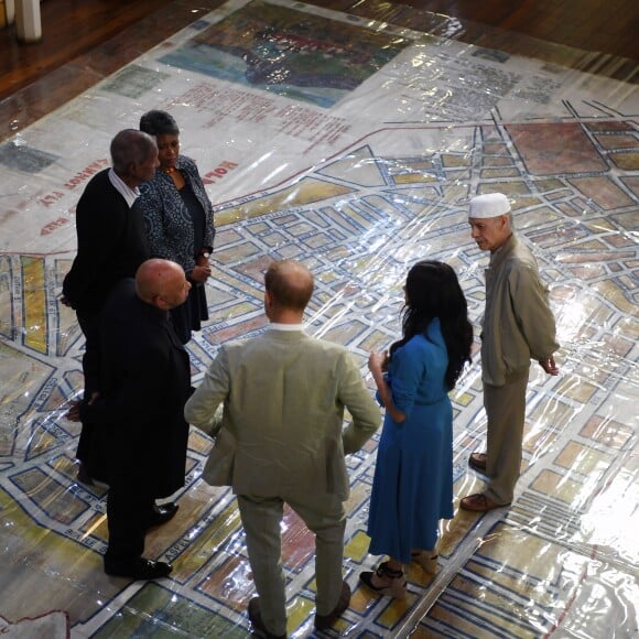 Le prince Harry, duc de Sussex, et Meghan Markle, duchesse de Sussex, en visite du Musée du Distric 6 au Cap dans le cadre de leur visite officielle en Afrique du Sud, le 23 septembre 2019.