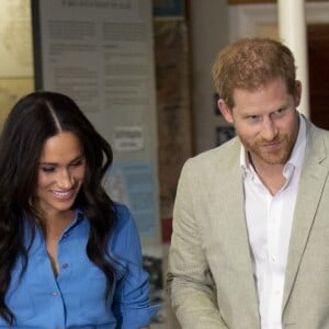 Le prince Harry, duc de Sussex, et Meghan Markle, duchesse de Sussex, en visite du Musée du Distric 6 au Cap dans le cadre de leur visite officielle en Afrique du Sud, le 23 septembre 2019.