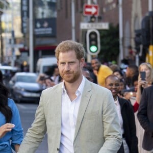 Le prince Harry, duc de Sussex, et Meghan Markle, duchesse de Sussex, en visite du Musée du Distric 6 au Cap dans le cadre de leur visite officielle en Afrique du Sud, le 23 septembre 2019.