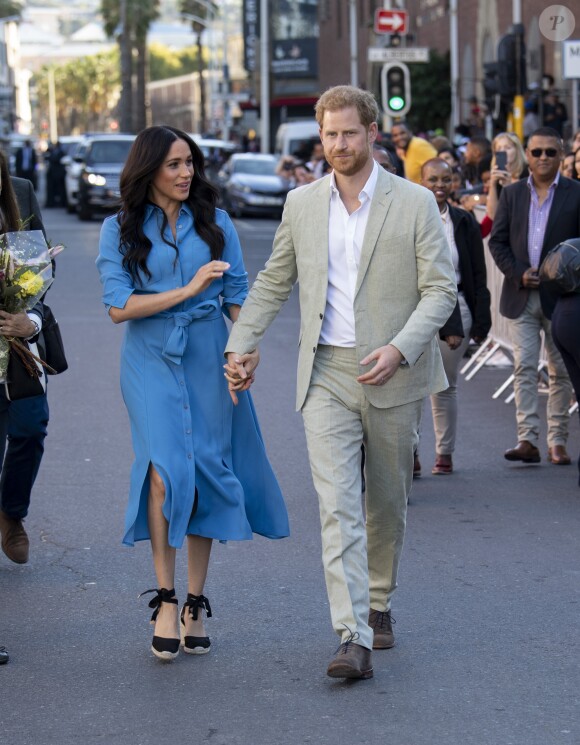 Le prince Harry, duc de Sussex, et Meghan Markle, duchesse de Sussex, en visite du Musée du Distric 6 au Cap dans le cadre de leur visite officielle en Afrique du Sud, le 23 septembre 2019.