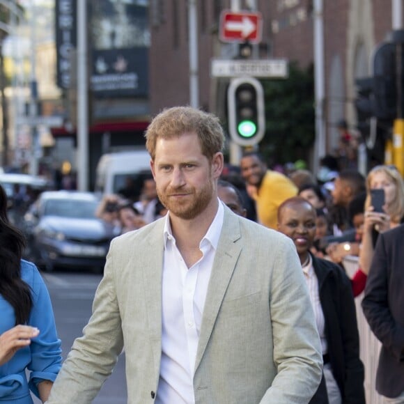 Le prince Harry, duc de Sussex, et Meghan Markle, duchesse de Sussex, en visite du Musée du Distric 6 au Cap dans le cadre de leur visite officielle en Afrique du Sud, le 23 septembre 2019.