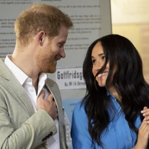 Le prince Harry, duc de Sussex, et Meghan Markle, duchesse de Sussex, en visite du Musée du Distric 6 au Cap dans le cadre de leur visite officielle en Afrique du Sud, le 23 septembre 2019.