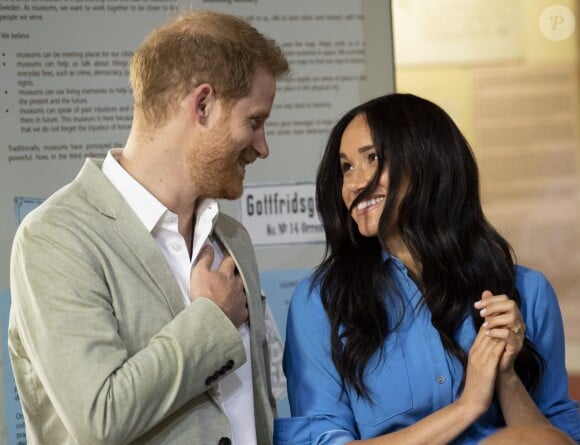 Le prince Harry, duc de Sussex, et Meghan Markle, duchesse de Sussex, en visite du Musée du Distric 6 au Cap dans le cadre de leur visite officielle en Afrique du Sud, le 23 septembre 2019.