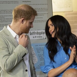 Le prince Harry, duc de Sussex, et Meghan Markle, duchesse de Sussex, en visite du Musée du Distric 6 au Cap dans le cadre de leur visite officielle en Afrique du Sud, le 23 septembre 2019.