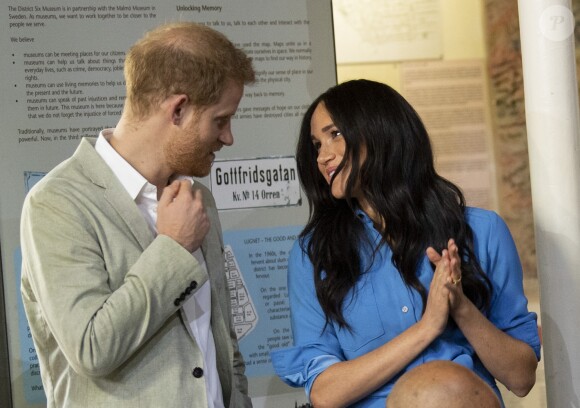 Le prince Harry, duc de Sussex, et Meghan Markle, duchesse de Sussex, en visite du Musée du Distric 6 au Cap dans le cadre de leur visite officielle en Afrique du Sud, le 23 septembre 2019.