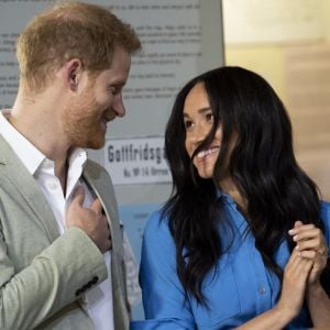 Le prince Harry, duc de Sussex, et Meghan Markle, duchesse de Sussex, en visite du Musée du Distric 6 au Cap dans le cadre de leur visite officielle en Afrique du Sud, le 23 septembre 2019.