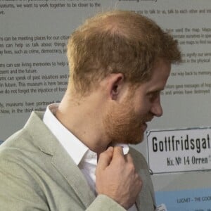 Le prince Harry, duc de Sussex, et Meghan Markle, duchesse de Sussex, en visite du Musée du Distric 6 au Cap dans le cadre de leur visite officielle en Afrique du Sud, le 23 septembre 2019.