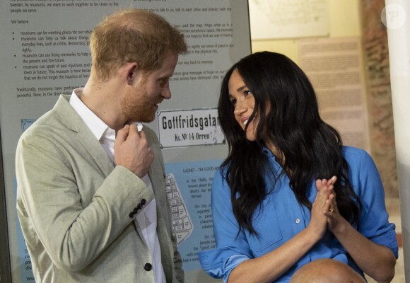 Le prince Harry, duc de Sussex, et Meghan Markle, duchesse de Sussex, en visite du Musée du Distric 6 au Cap dans le cadre de leur visite officielle en Afrique du Sud, le 23 septembre 2019.