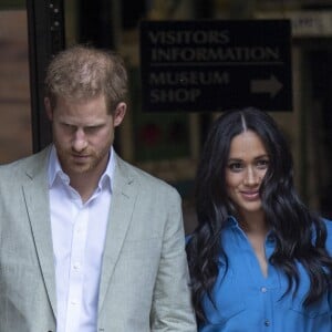 Le prince Harry, duc de Sussex, et Meghan Markle, duchesse de Sussex, en visite du Musée du Distric 6 au Cap dans le cadre de leur visite officielle en Afrique du Sud, le 23 septembre 2019.