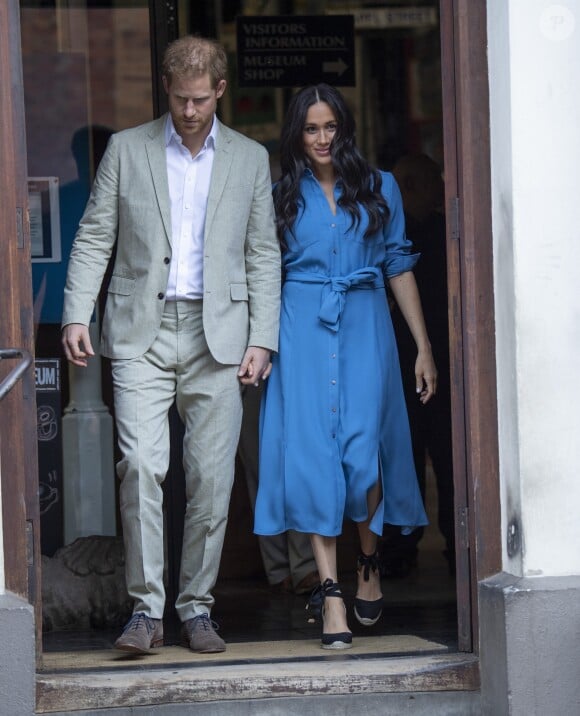 Le prince Harry, duc de Sussex, et Meghan Markle, duchesse de Sussex, en visite du Musée du Distric 6 au Cap dans le cadre de leur visite officielle en Afrique du Sud, le 23 septembre 2019.