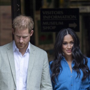 Le prince Harry, duc de Sussex, et Meghan Markle, duchesse de Sussex, en visite dans le District 6 au Cap dans le cadre de leur visite officielle en Afrique du Sud, le 23 septembre 2019.