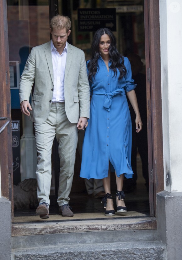 Le prince Harry, duc de Sussex, et Meghan Markle, duchesse de Sussex, en visite dans le District 6 au Cap dans le cadre de leur visite officielle en Afrique du Sud, le 23 septembre 2019.
