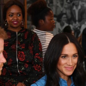 Le prince Harry, duc de Sussex, et Meghan Markle, duchesse de Sussex, en visite dans un e cuisine communautaire dans le District 6 au Cap dans le cadre de leur visite officielle en Afrique du Sud, le 23 septembre 2019.