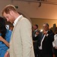 Le prince Harry, duc de Sussex, et Meghan Markle, duchesse de Sussex, en visite dans un e cuisine communautaire dans le District 6 au Cap dans le cadre de leur visite officielle en Afrique du Sud, le 23 septembre 2019.