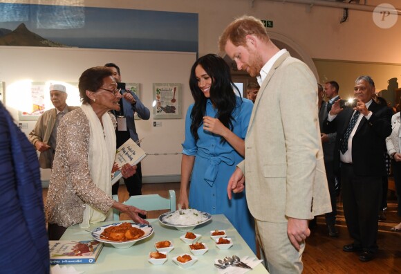 Le prince Harry, duc de Sussex, et Meghan Markle, duchesse de Sussex, en visite dans un e cuisine communautaire dans le District 6 au Cap dans le cadre de leur visite officielle en Afrique du Sud, le 23 septembre 2019.
